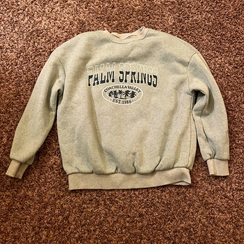cute palm springs hoodie. very comfy. nice and fluffy and fuzzy on the inside